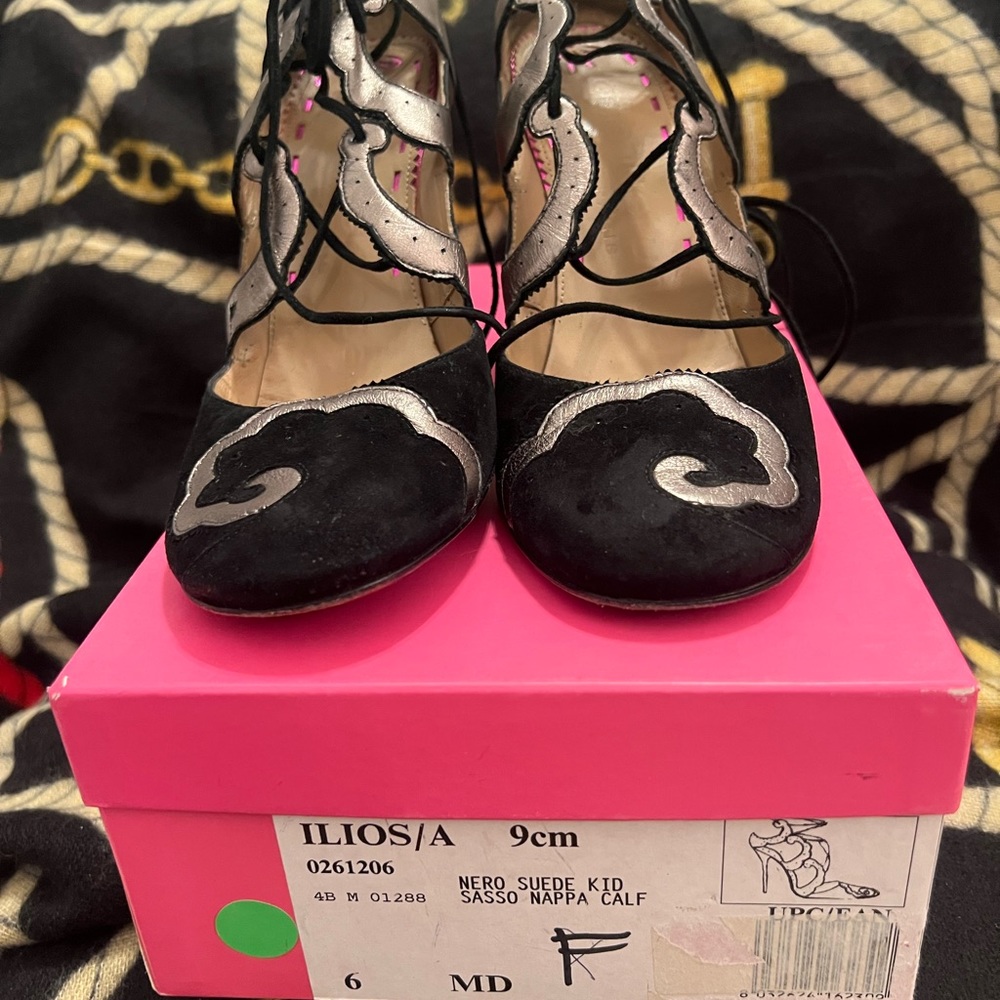 Emanuel Ungaro  beautiful lace up shoes size 6